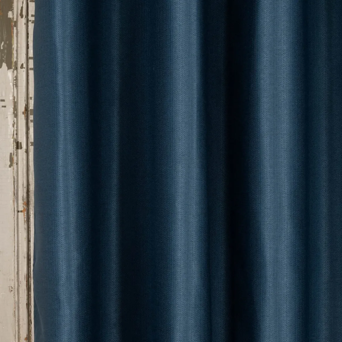 Ösengardine Chevron feine Zickzacklinien abdunkelnd marineblau schwarz 140x260cm