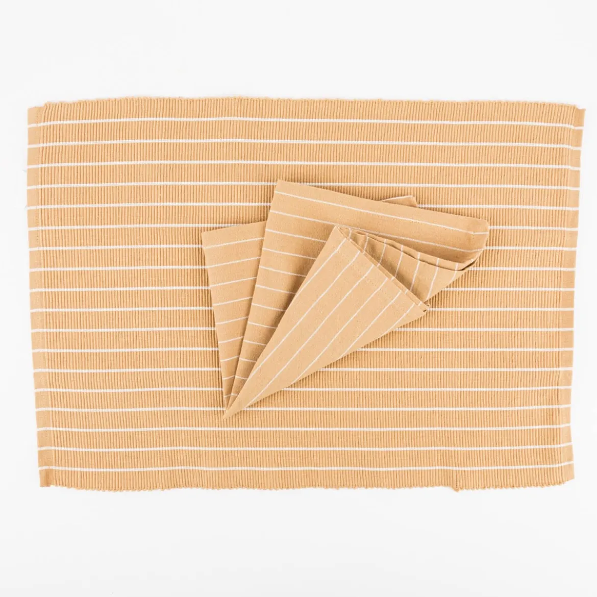 Set aus 4 Platzsets und 4 Servietten gestreift sandgelb weiß 50x35cm und 40x40cm von Linen & More