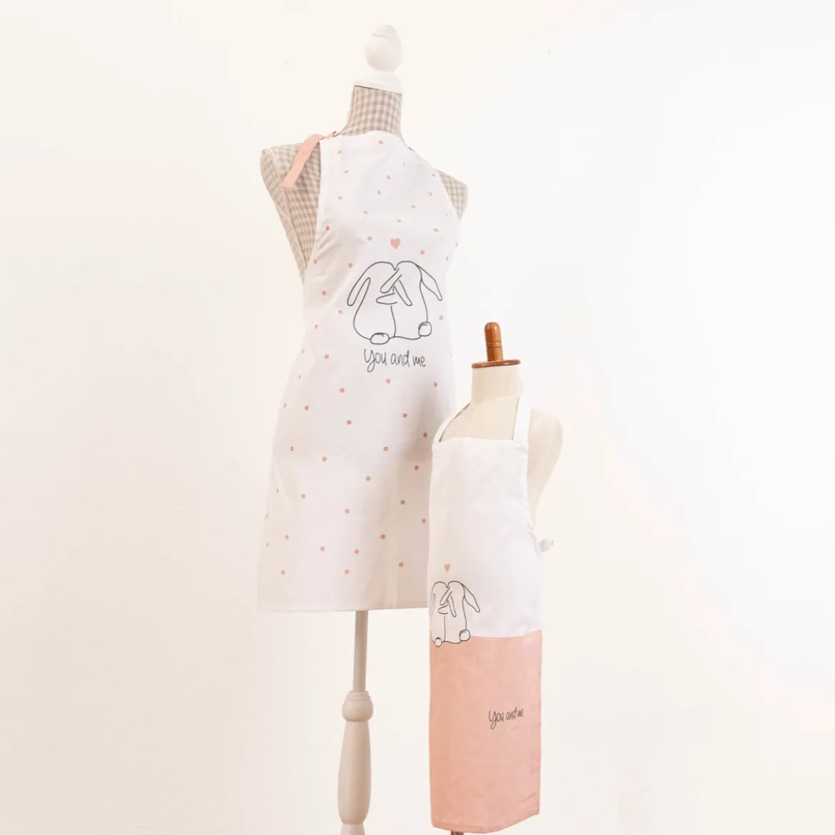 Set große und kleine Schürze mit Hasenmotiv aus Baumwolle weiß rosa 62,5x87cm und 44x60,5cm