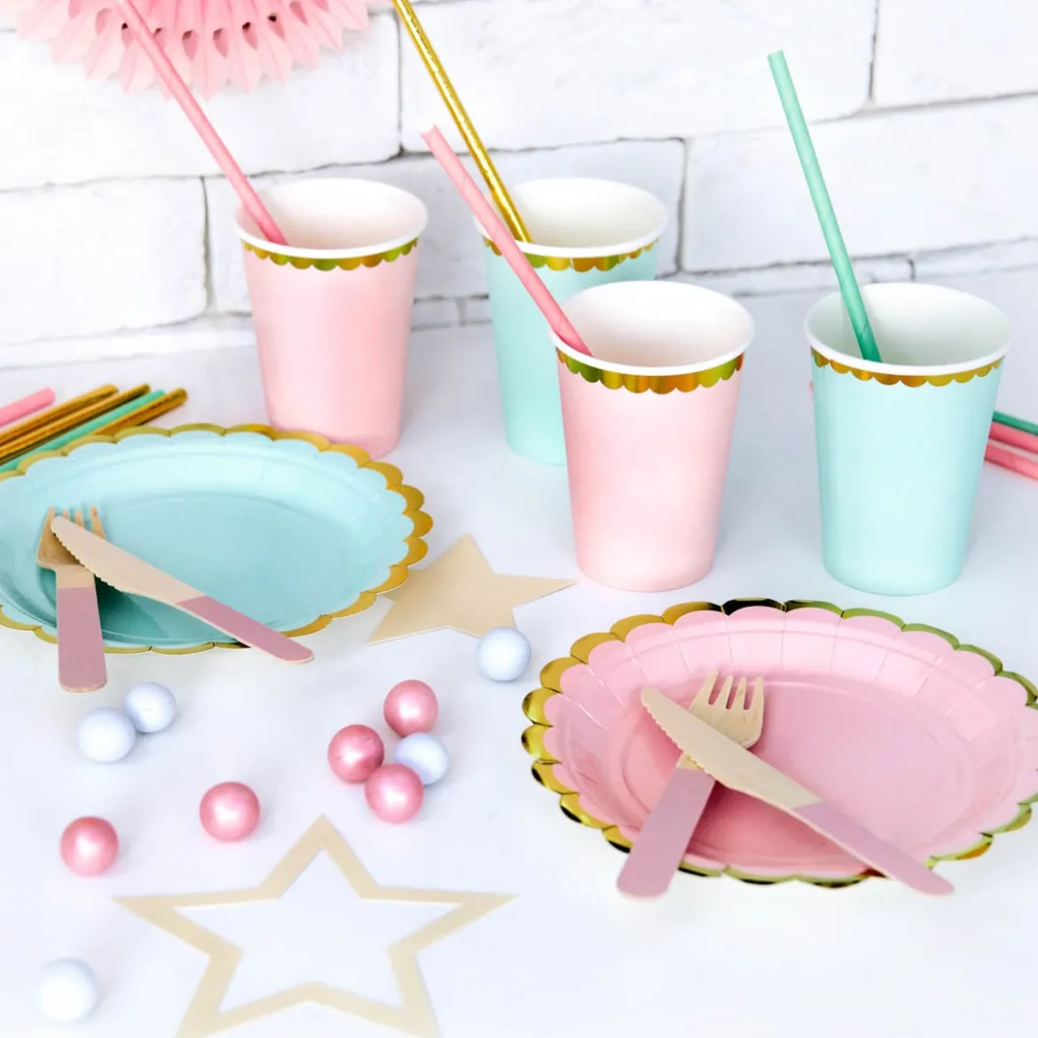 6 Stück Partyteller mit Wellenrand aus Pappe mint gold 18cm
