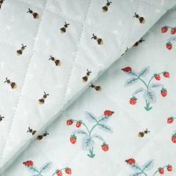 Steppstoff Baumwolle Wendestoff Erdbeeren Bienen hellblau 1,38m Breite