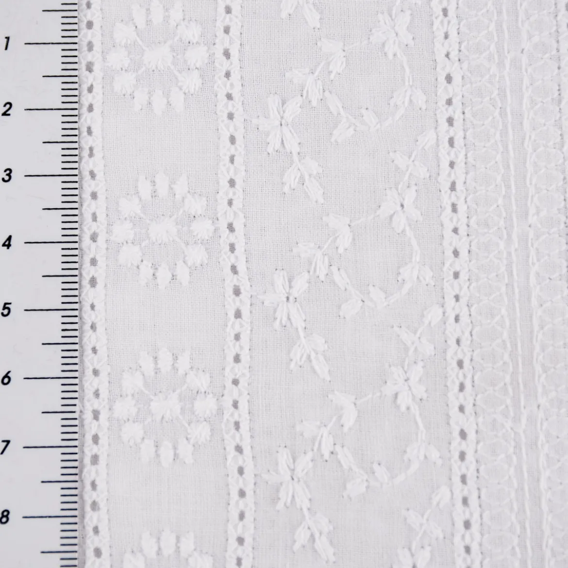 Stickerei Baumwollstoff halbtransparent Streifen Blumen Lochstickerei weiß 1,32m Breite