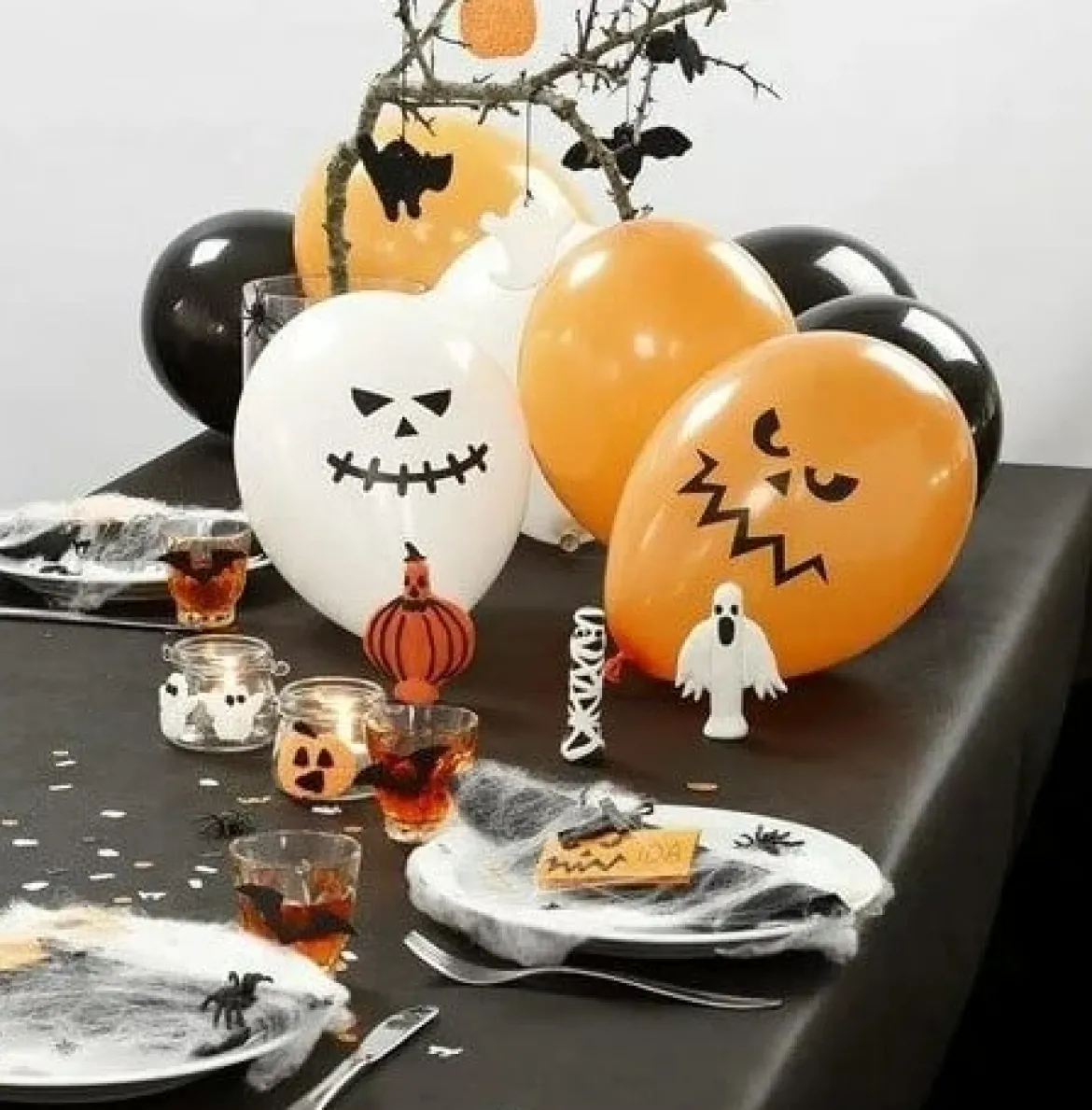 Sticker mit gruseligen Halloweengesichtern zum Aufkleben