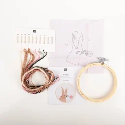 Stickpackung Hase mit Blume Set mit Stickring 10cm D von Rico Design