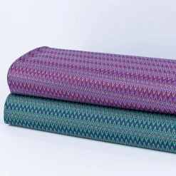 Strickstoff Jacquard Chevron ZickZack fein violett rosa 1,48m Breite