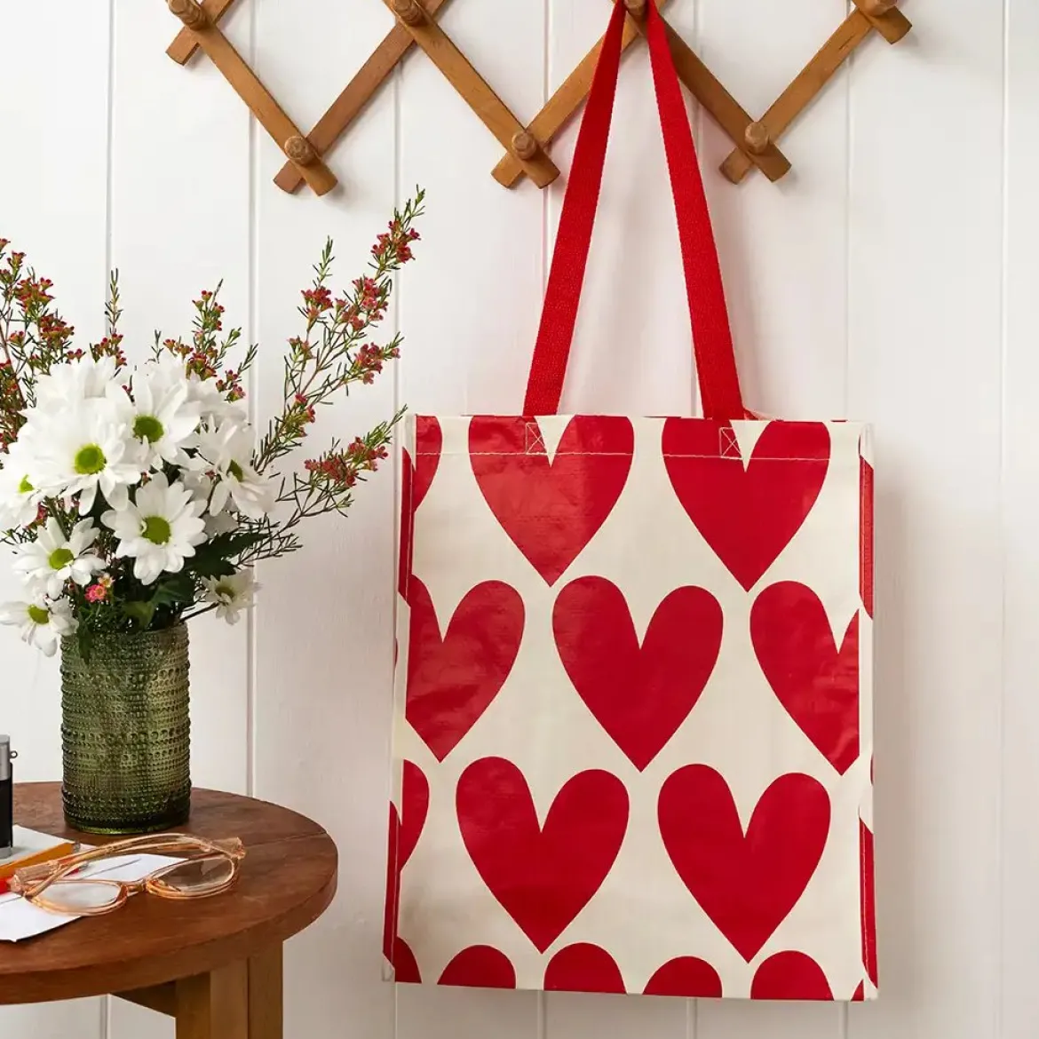 Tasche Herzen aus recycelten Material weiß rot 34x14x40cm