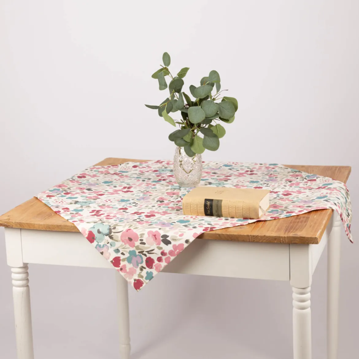 Tischdecke aus Baumwolle mit Aquarell Blüten weiß rosa blauvon SCHÖNER LEBEN. – handgenäht & auf Maß