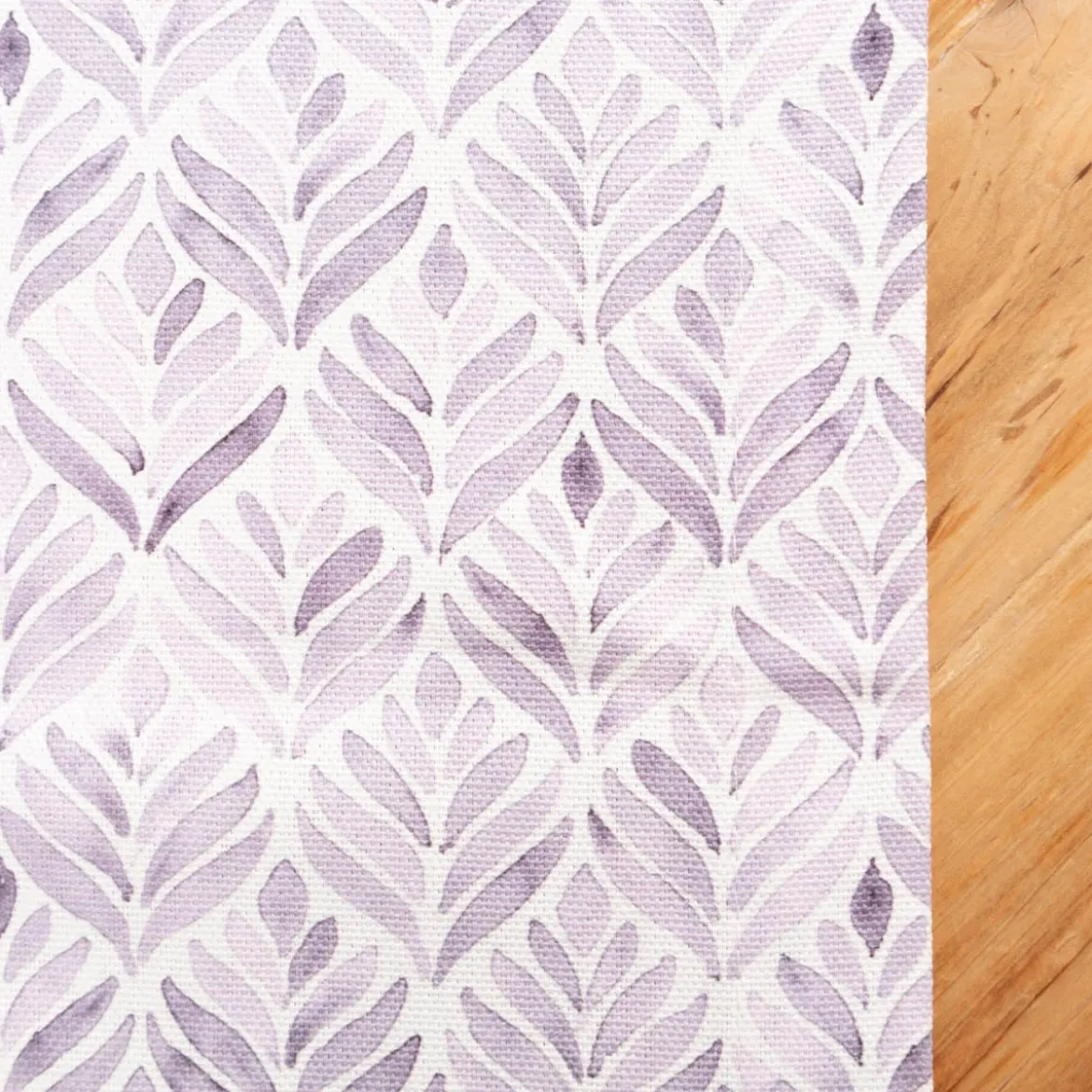Tischdecke aus Baumwolle mit Aquarell Ornamenten in Weiß und Lila in versch. Größen von SCHÖNER LEBEN.