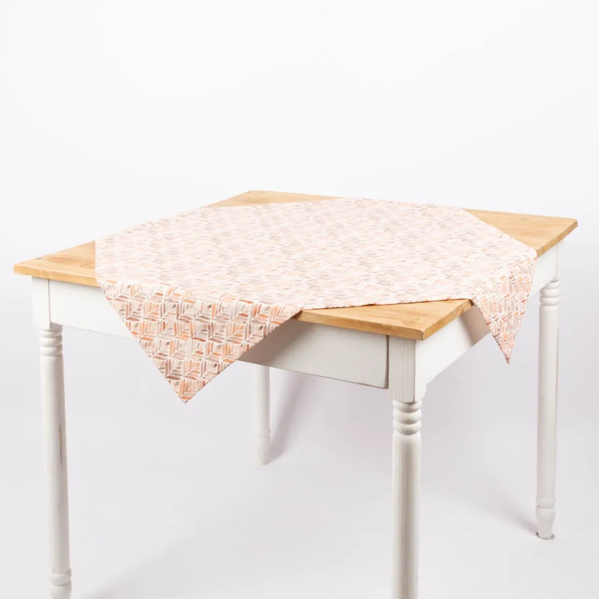 Tischdecke aus Baumwolle mit Aquarell Ornamenten in Weiß und Terracotta in versch. Größen von SCHÖNER LEBEN.