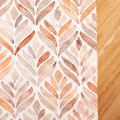 Tischdecke aus Baumwolle mit Aquarell Ornamenten in Weiß und Terracotta in versch. Größen von SCHÖNER LEBEN.