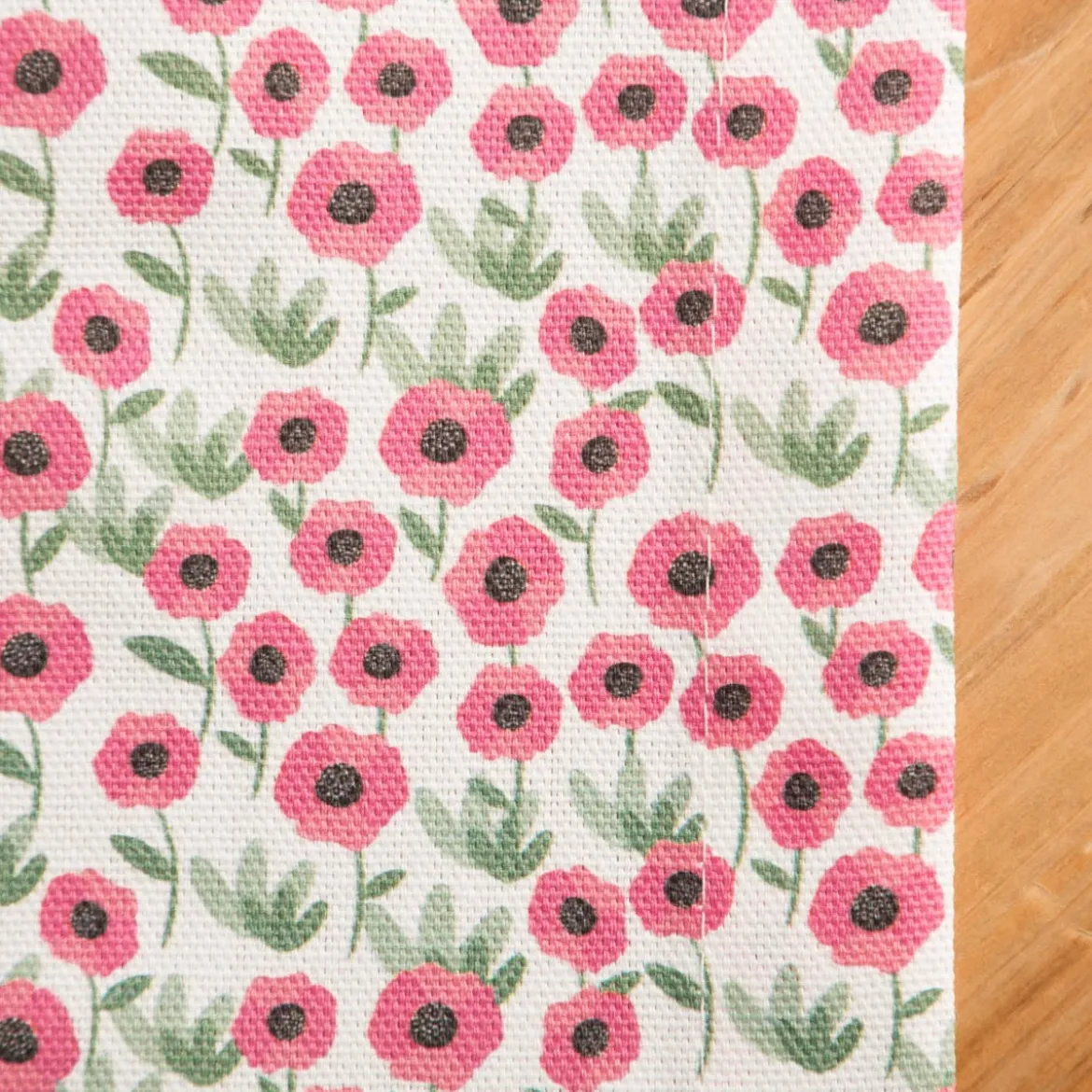 Tischdecke aus Baumwolle mit Mini Blumen in Weiß und Pink in versch. Größen von SCHÖNER LEBEN.