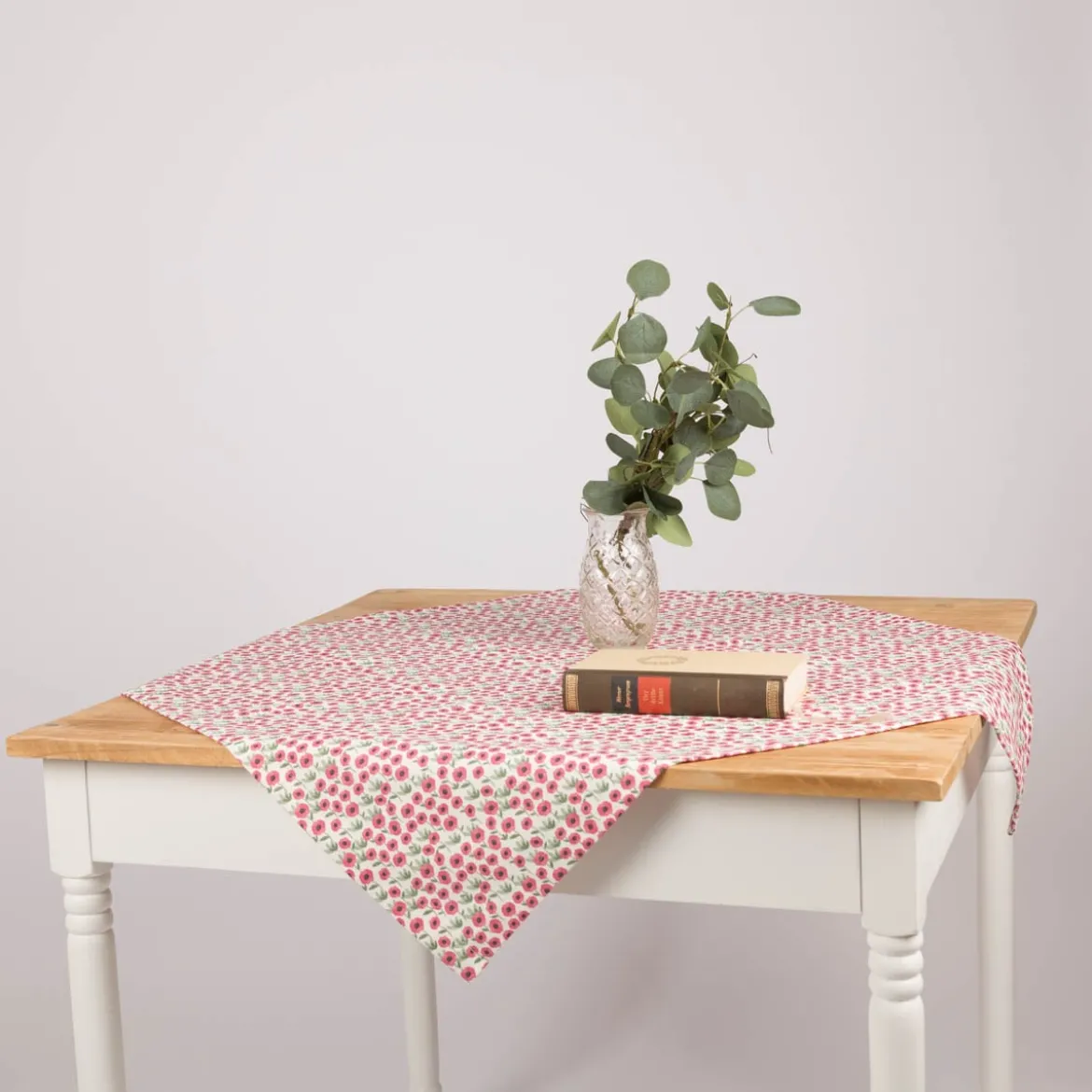 Tischdecke aus Baumwolle mit Mini Blumen in Weiß und Pink in versch. Größen von SCHÖNER LEBEN.