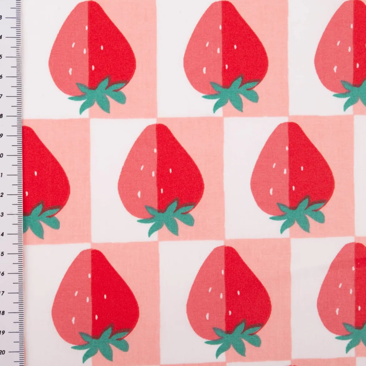 Tischdeckenstoff abwaschbar Baumwollstoff beschichtet Mariguette Erdbeeren rosa-rot 1,45m Breite