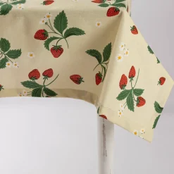 Tischdecke Strawberry Happy Fruit Erdbeeren vanille rot grün in versch. Größen von SCHÖNER LEBEN.