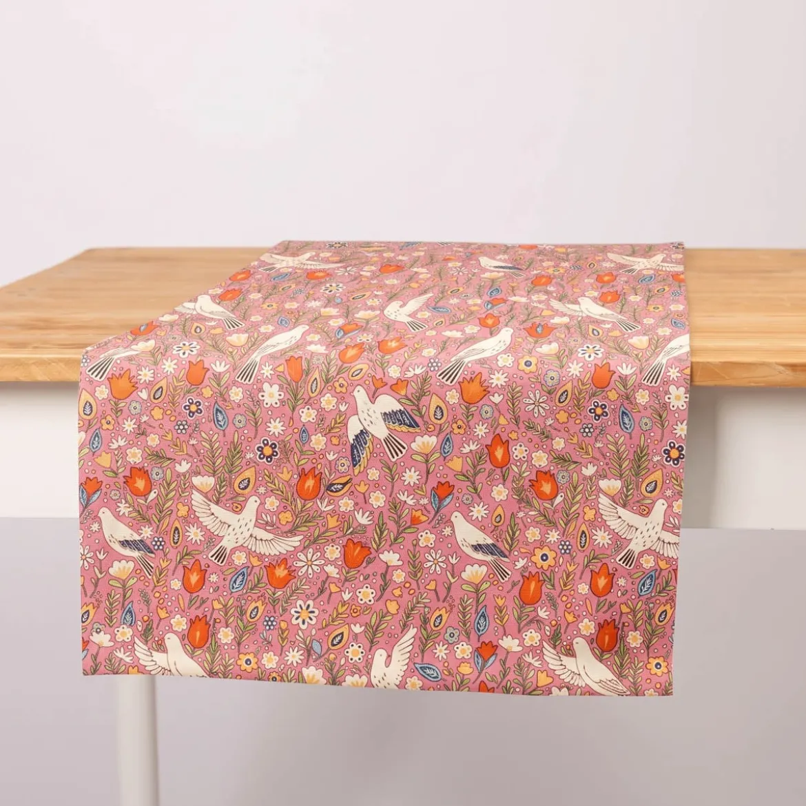 Tischläufer aus Baumwolle mit Blumen und Tauben rosa bunt 40x160cm von SCHÖNER LEBEN.