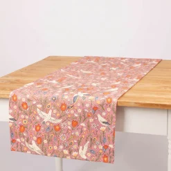 Tischläufer aus Baumwolle mit Blumen und Tauben rosa bunt 40x160cm von SCHÖNER LEBEN.
