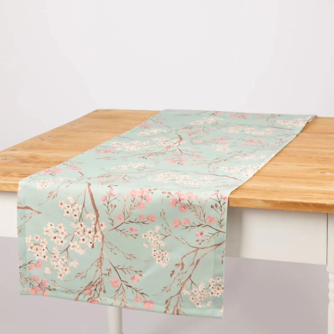 Tischläufer aus Baumwolle mit Blütenzweigen blau 40x160cm von SCHÖNER LEBEN.