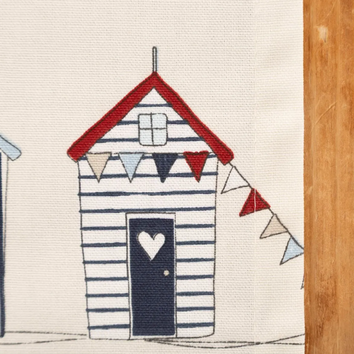 Tischläufer Baumwolle Beach Huts ecru blau rot 40x160cm von SCHÖNER LEBEN.