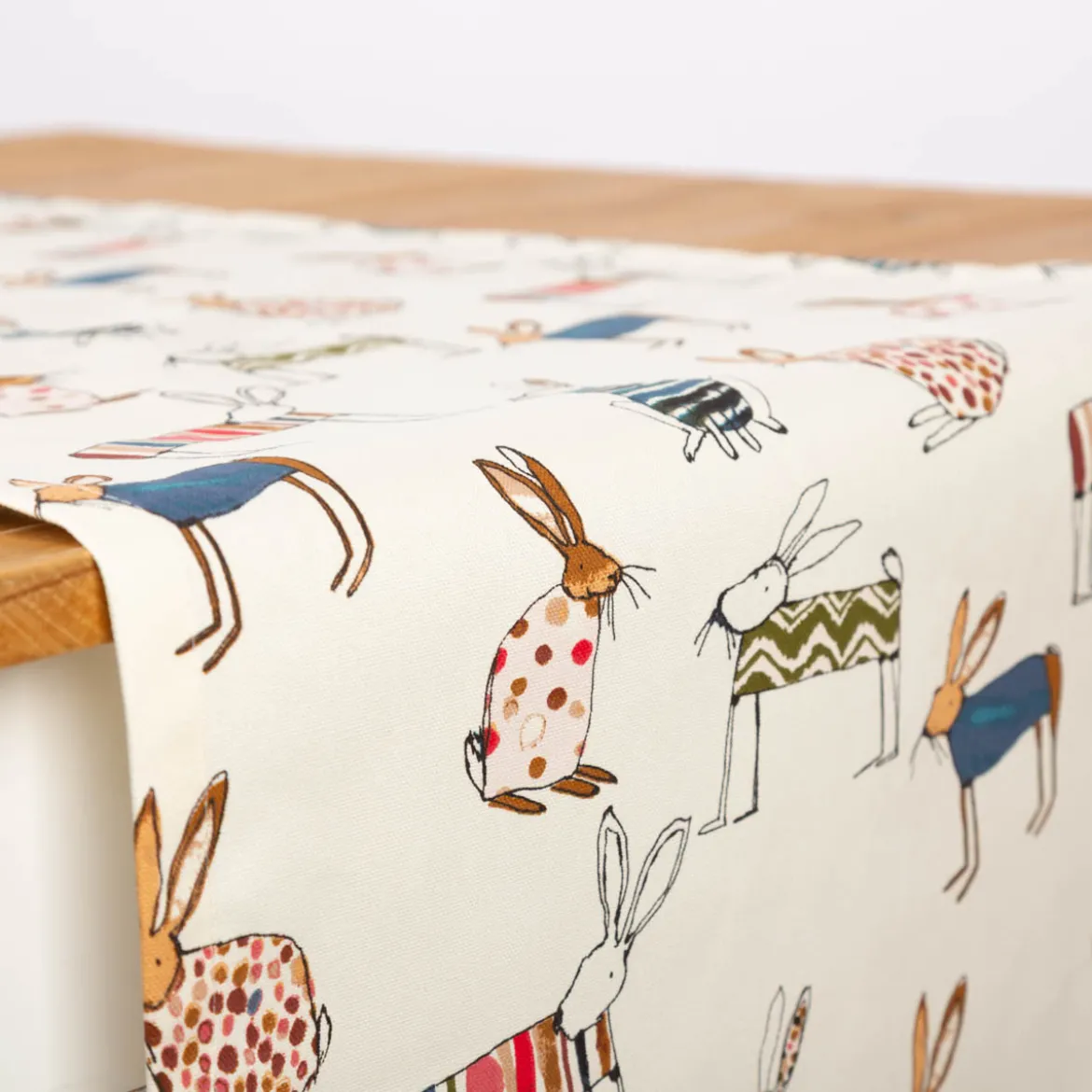 Tischläufer Baumwolle Hasen beige bunt 40x160cm von SCHÖNER LEBEN.