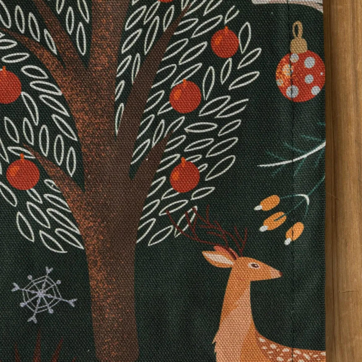 Tischläufer Scandi Winter Forest dunkelgrün 40x160cm von SCHÖNER LEBEN.
