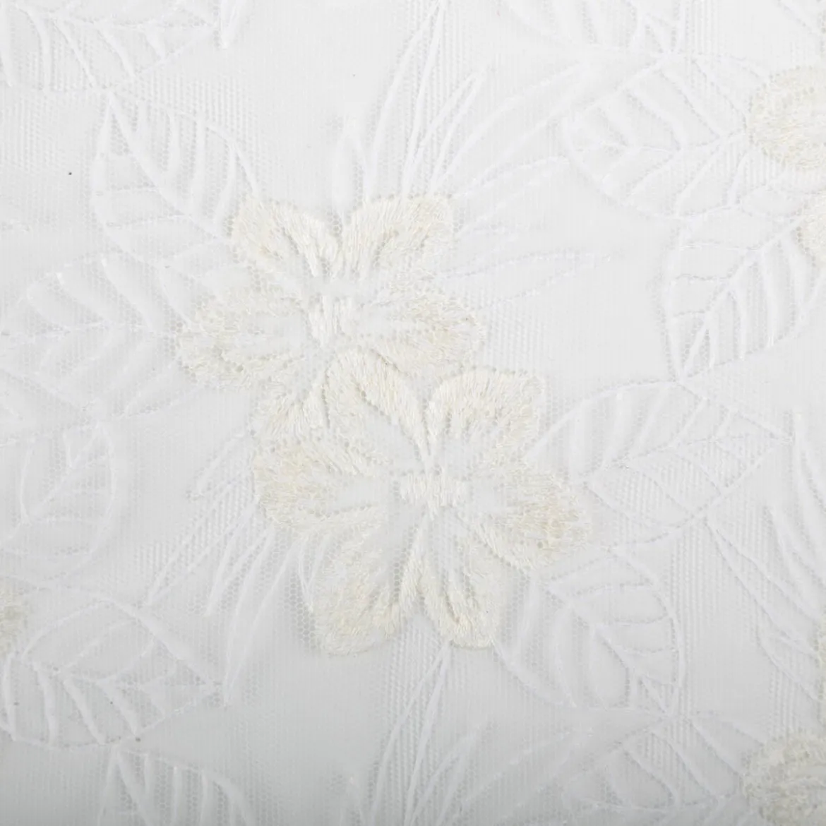 Tüllstoff mit Blumenstickerei wollweiß 140cm breit