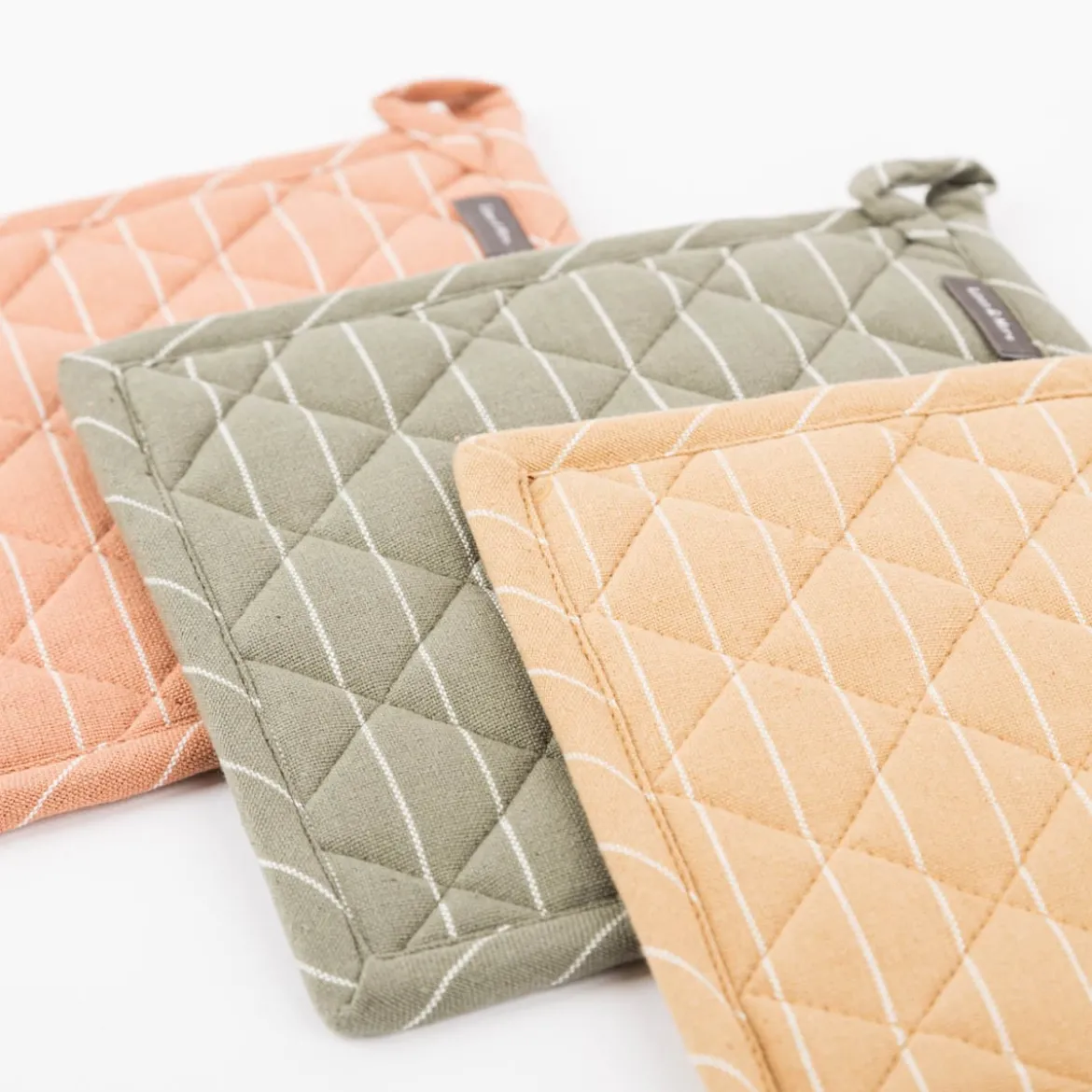 Topflappen aus Baumwolle gestreift sandgelb weiß 20x20cm von Linen & More