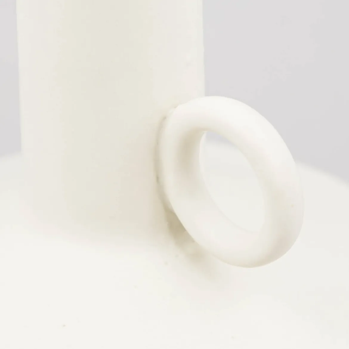 Vase aus Porzellan mit Henkel creme 14x19cm