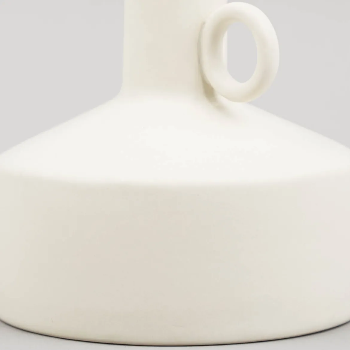 Vase aus Porzellan mit Henkel creme 14x19cm