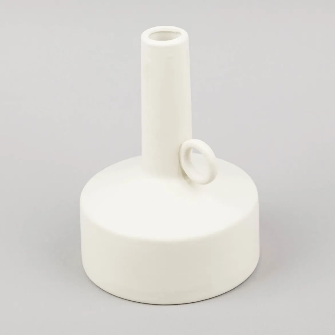 Vase aus Porzellan mit Henkel creme 14x19cm