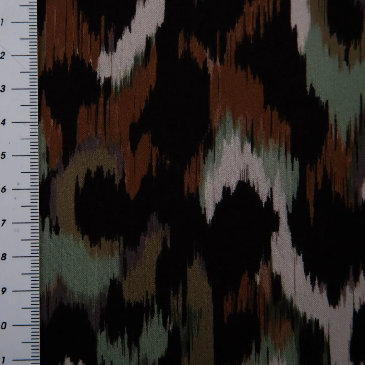 Viskose Popeline Stoff abstraktes Fleckendessin grün braun schwarz beige 1,38m Breite