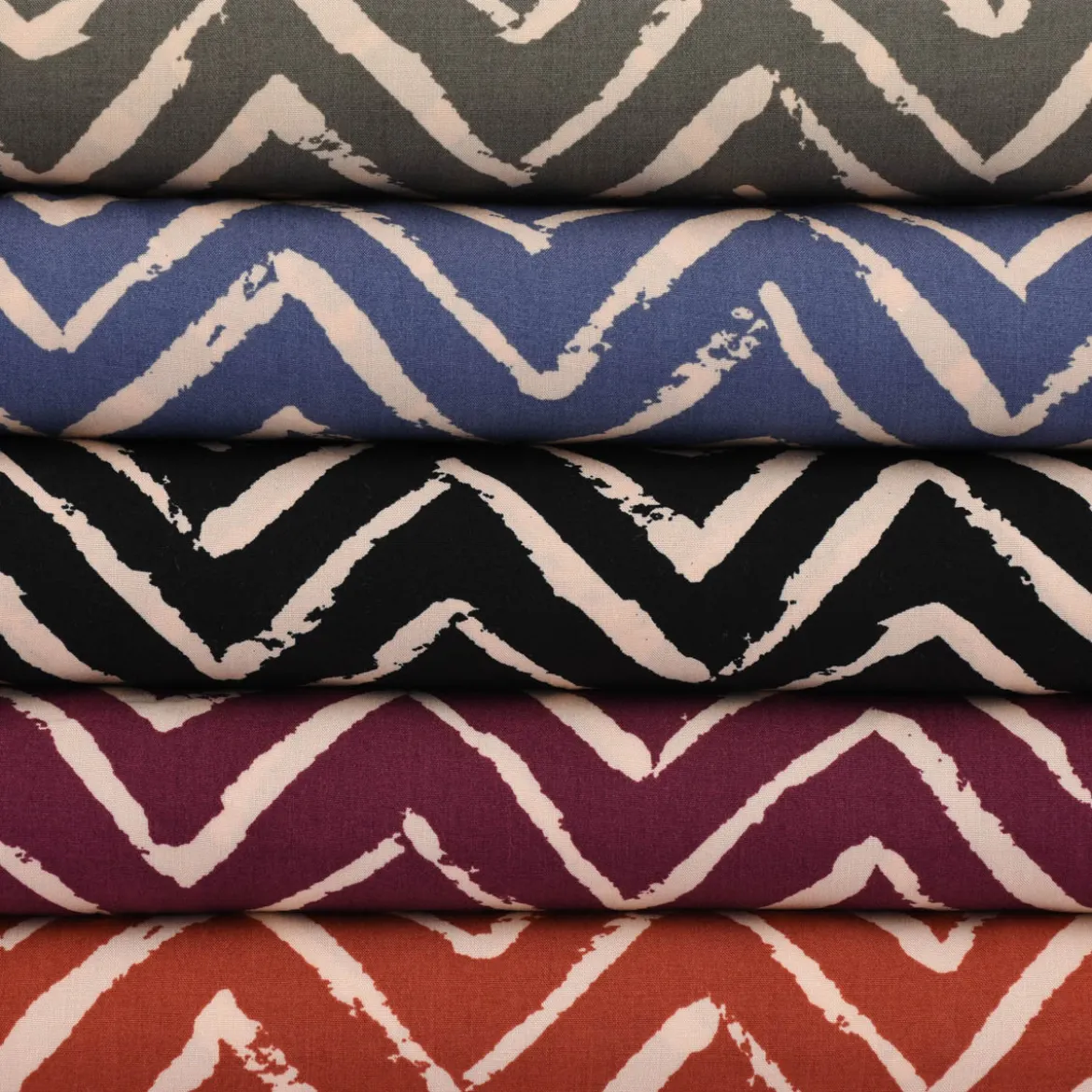 Viskosestoff Bekleidungsstoff Radiance Chevronmuster ZIG ZAG aubergine beige 1,40m Breite