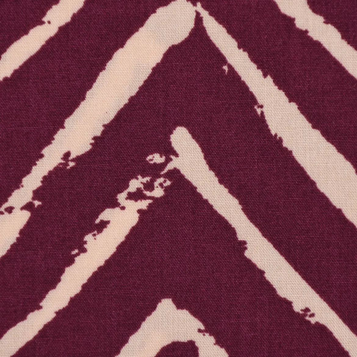 Viskosestoff Bekleidungsstoff Radiance Chevronmuster ZIG ZAG aubergine beige 1,40m Breite