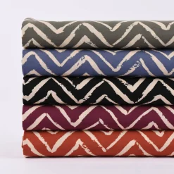 Viskosestoff Bekleidungsstoff Radiance Chevronmuster ZIG ZAG aubergine beige 1,40m Breite