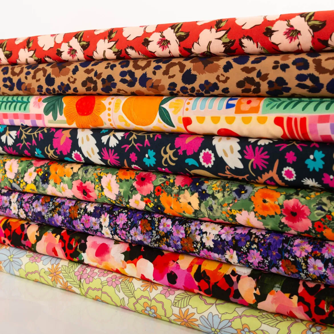 Viskose Stoff für Bekleidung Blumen abstrakt blau pink 140cm Stoffbreite
