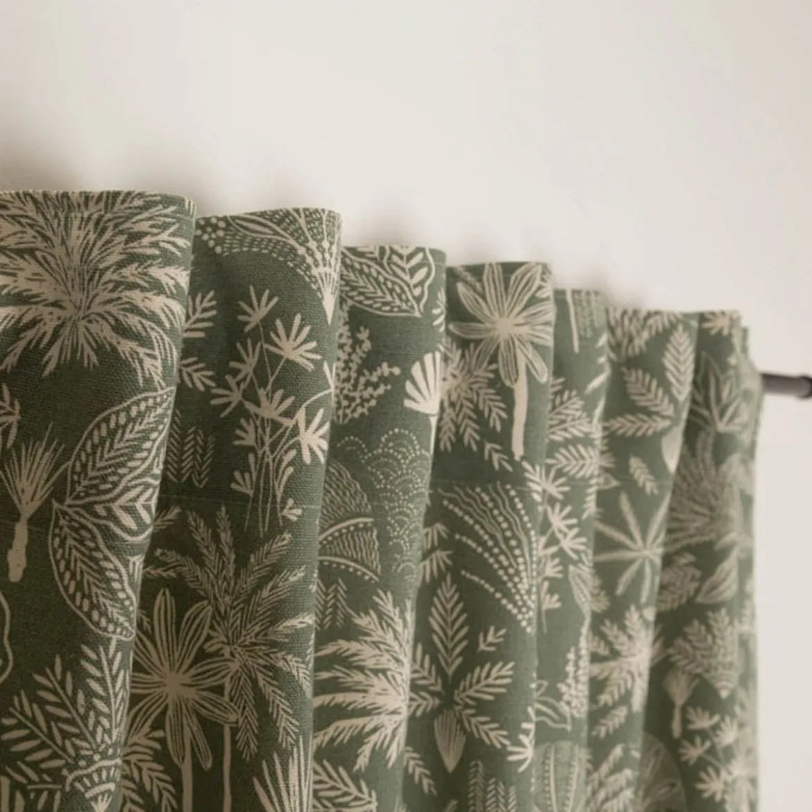 Vorhang Agave in Salbei-Grün mit Smok-Schlaufenband 245x130cm (HxB) oder Wunschmaß von SCHÖNER LEBEN.