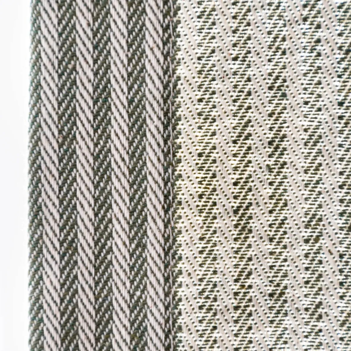 Vorhang aus Dobbystoff mit schmalen Streifen grün beige in 245cm oder Wunschlänge von SCHÖNER LEBEN.