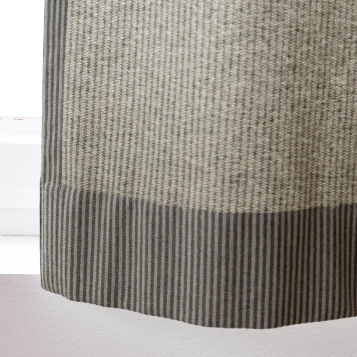 Vorhang aus Dobbystoff mit schmalen Streifen grün beige in 245cm oder Wunschlänge von SCHÖNER LEBEN.