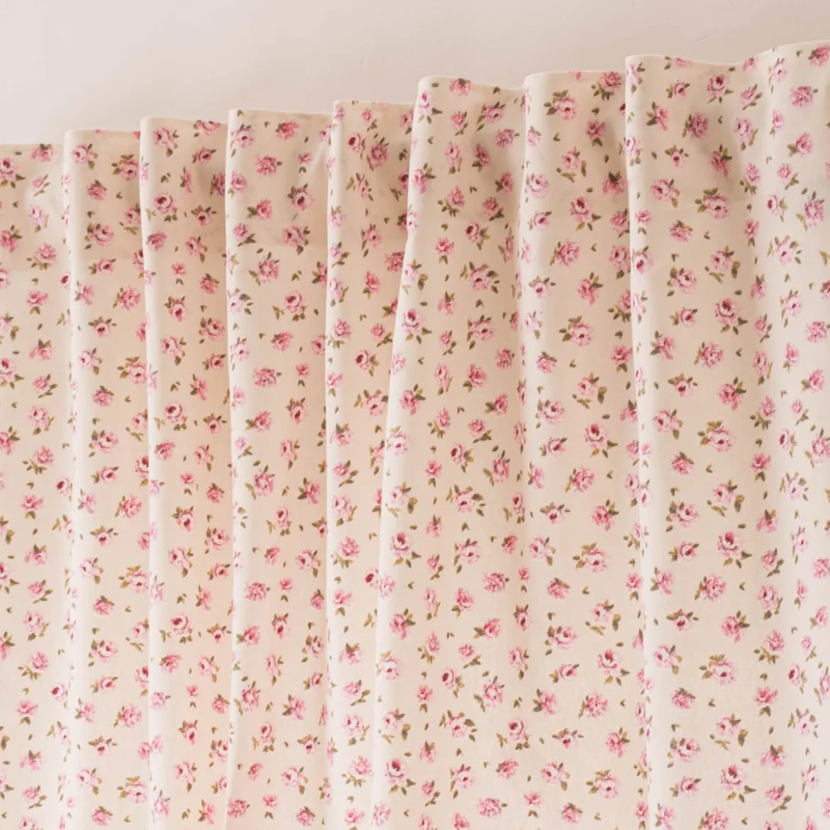 Vorhang mit Smok-Schlaufenband Classic Little Rose Rosenblüten ecru rosa in 245cm oder Wunschlänge von SCHÖNER LEBEN.