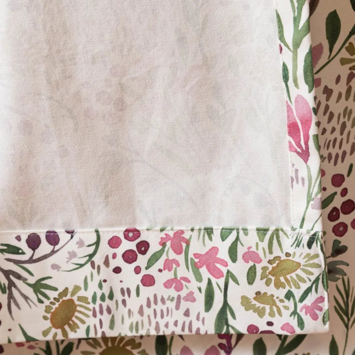 Vorhang mit Smok-Schlaufenband Aquarell Blumen weiß rosa grün in 245cm oder Wunschlänge von SCHÖNER LEBEN.