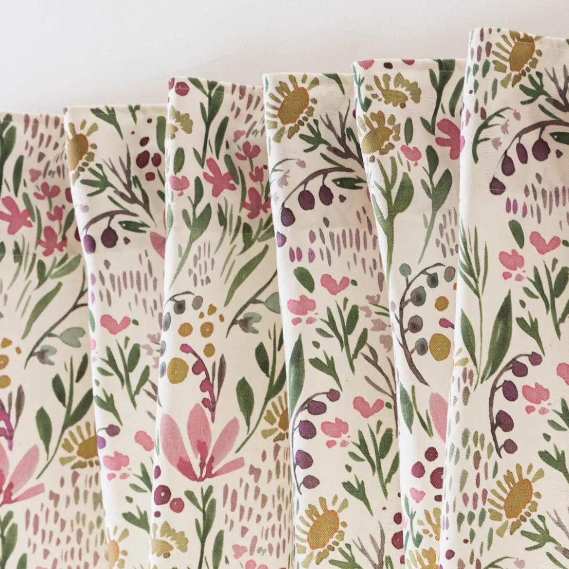Vorhang mit Smok-Schlaufenband Aquarell Blumen weiß rosa grün in 245cm oder Wunschlänge von SCHÖNER LEBEN.