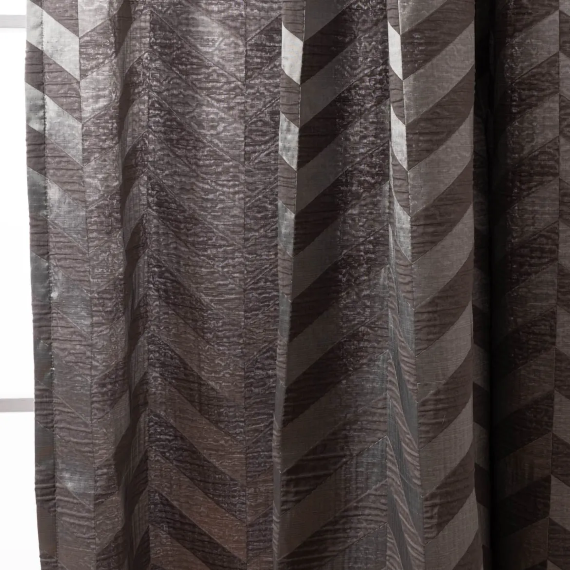 Vorhang Willow Doubleface Doppelgewebe Chevron Streifen anthrazit in 245cm hoch mit div. Breiten oder Wunschmaß von SCHÖNER LEBEN.