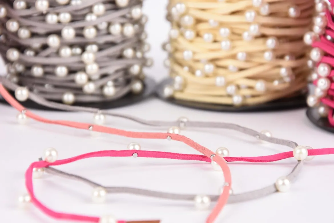 Wildlederimitatband mit Perlen Perlenband pink Band Breite: 2mm Perle Breite: 6mm