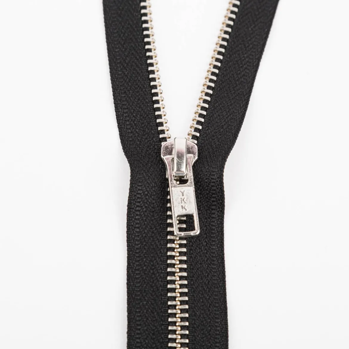 YKK Reißverschluss Metall silber teilbar 5mm 75cm lang in der Farbe schwarz