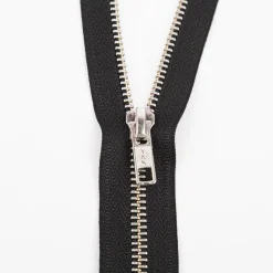 YKK Reißverschluss Metall silber teilbar 5mm 80cm lang in der Farbe schwarz