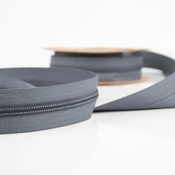 YKK Reißverschluss Meterware Kunststoffspirale 5mm in 3cm Breite individuell zuschneidbar Grau