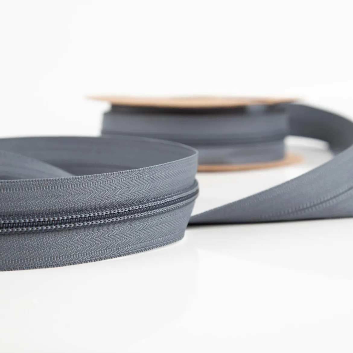 YKK Reißverschluss Meterware Kunststoffspirale 5mm in 3cm Breite individuell zuschneidbar Grau