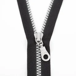 YKK Reißverschluss Vislon teilbar silber 5mm 70cm lang in der Farbe schwarz