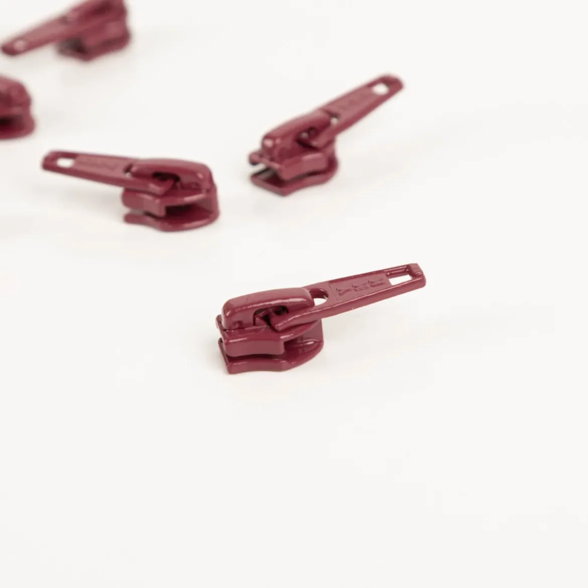 YKK Schieber für Reißverschluss Meterware Kunststoffspirale 5mm in 3cm Breite Dunkelrot 1 Stk